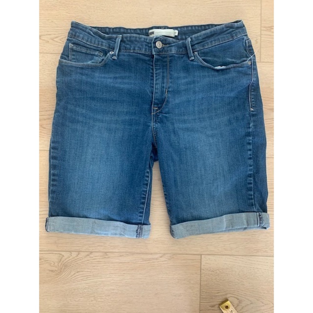 Levis Womens Denim Bermuda Shorts Medium Wash Cuffed Blue Jean Size 14